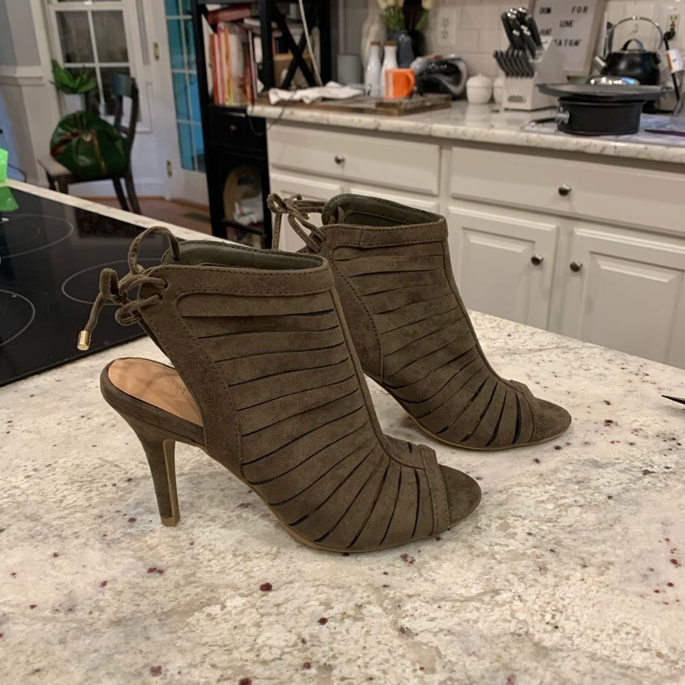 Brash Suede Khaki Peep Toe Tie Back Heels sz 6